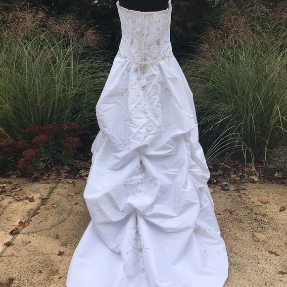 Taffeta Strapless Wedding/Gown, Beads & Embroidery NWT - Picture 4 of 10
